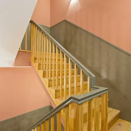 Center Clean & Cozy 4th Floor Apartment