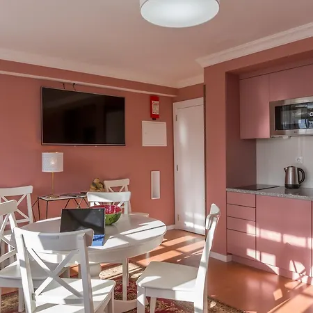 Apartment Center Clean & Cozy 4